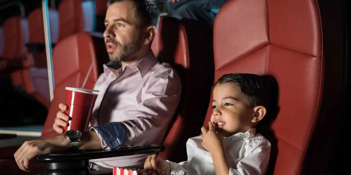 papá e hijo en el cine