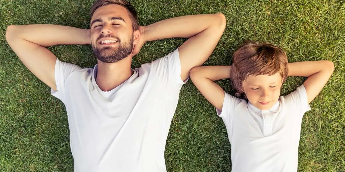 papá e hijo descansando